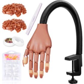 Mano de práctica de uñas